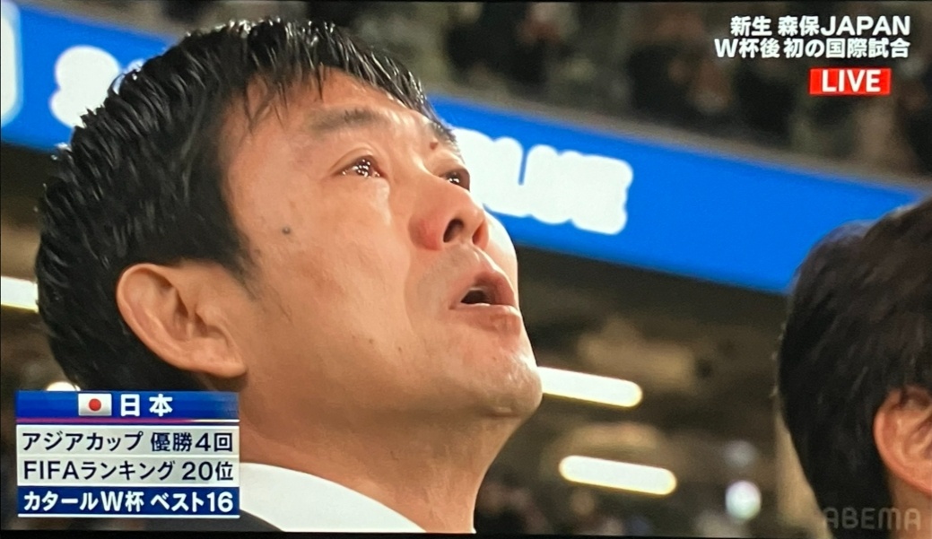 星空体育链接-日本队夺冠后雨中接受球迷热情接待,球员尽情庆祝