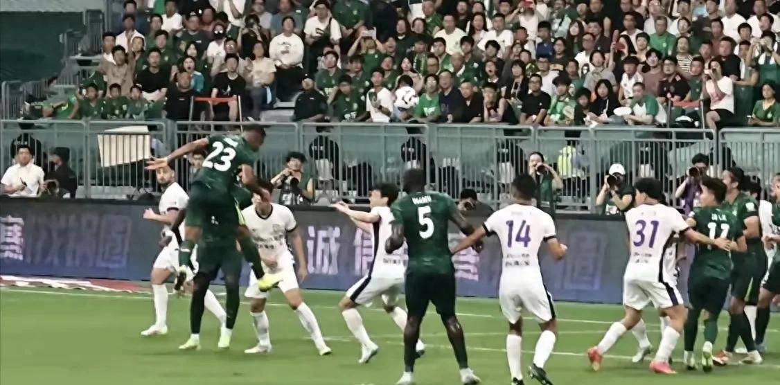 星空体育登录-对手连续进攻，球队丢球惨重