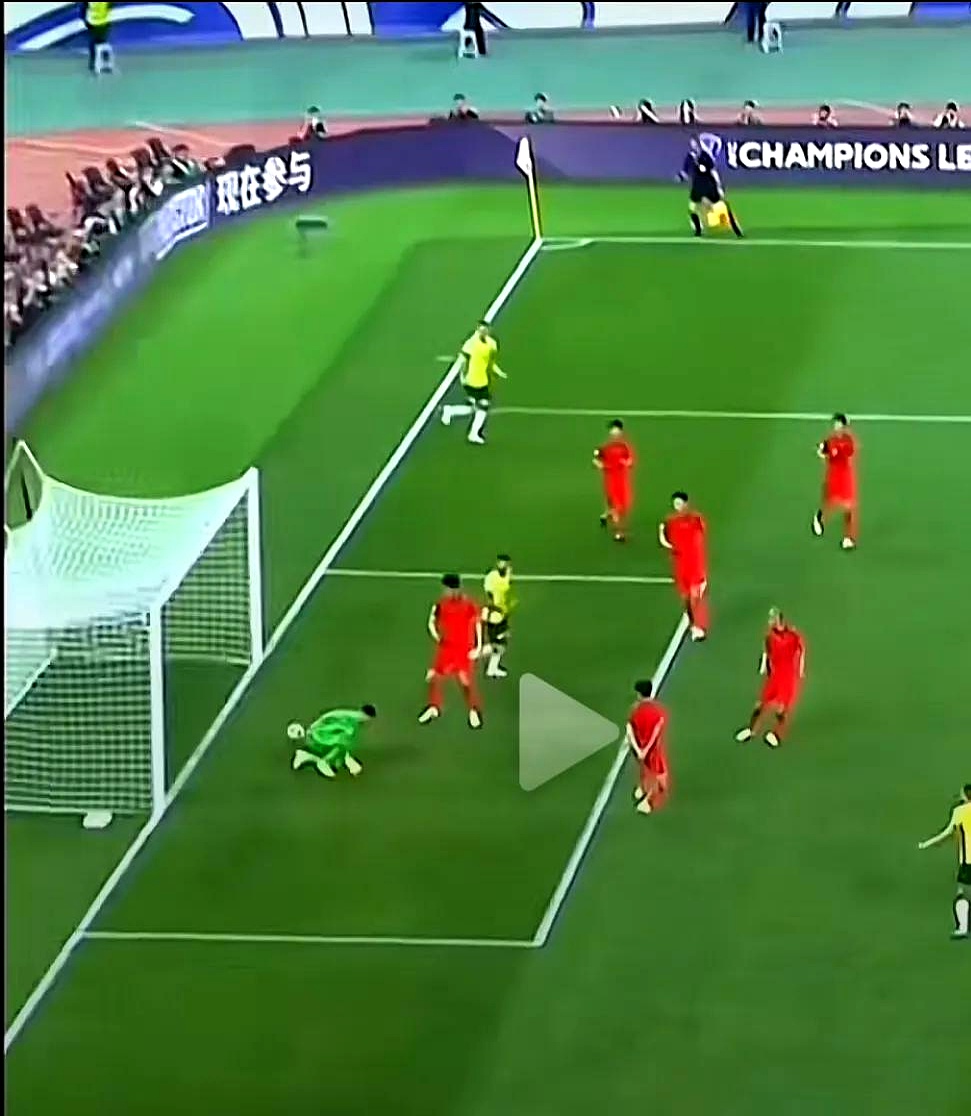 对手连续进攻,球队丢球惨重 对手连续进攻,球队丢球惨重