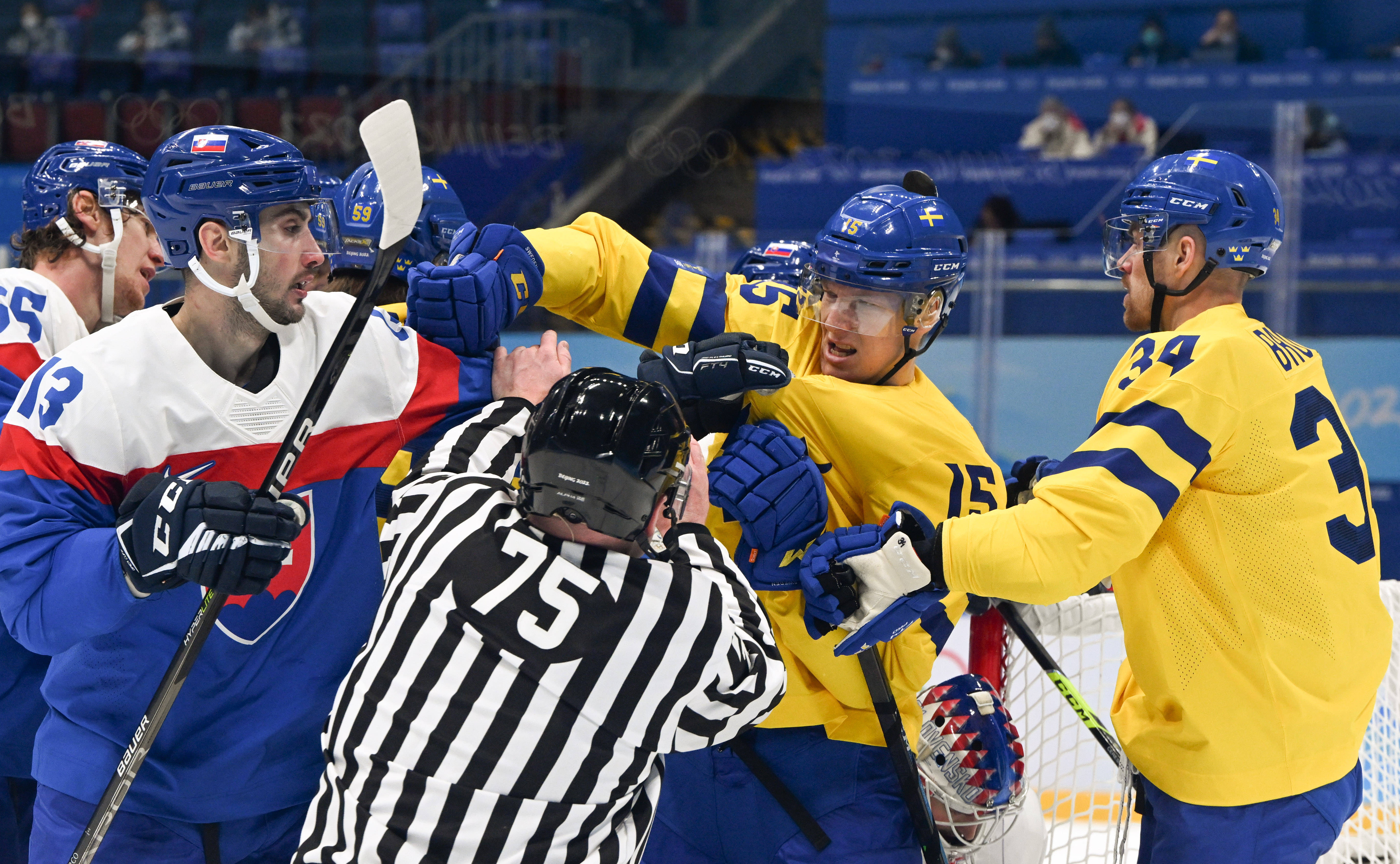 包含瑞典艰难战平斯洛伐克，顺利晋级的词条