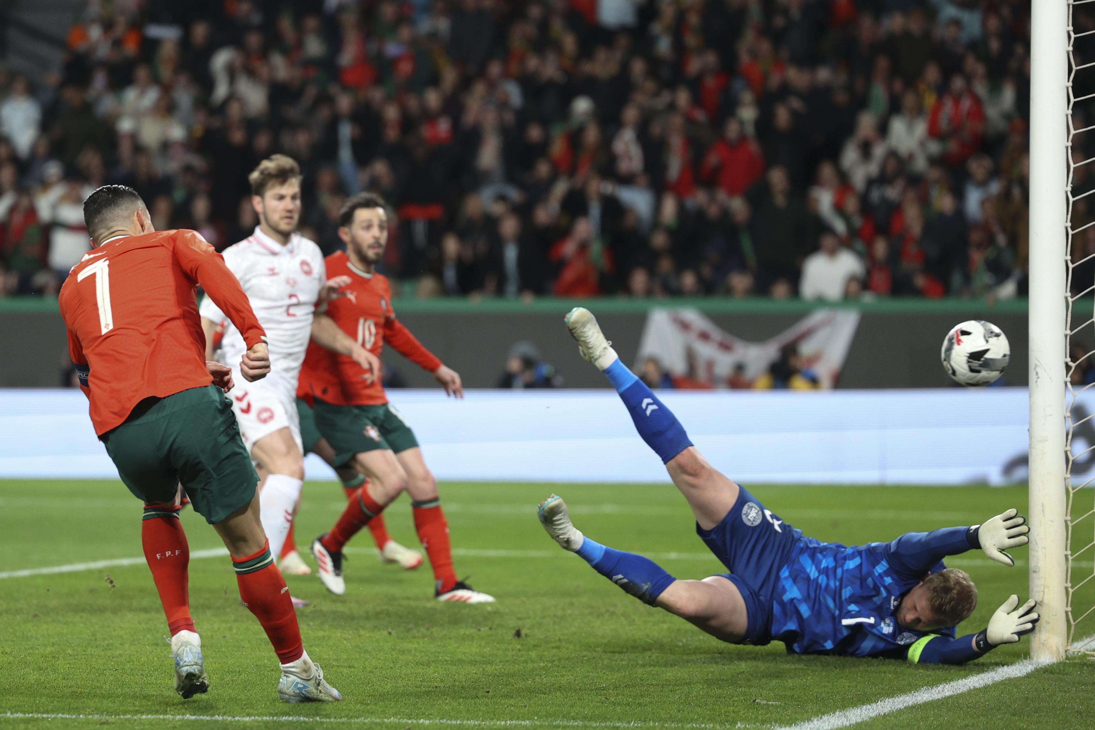 葡萄牙队狂胜冰岛,欧洲杯小组积分领先 葡萄牙队狂胜冰岛,欧洲杯小组积分领先