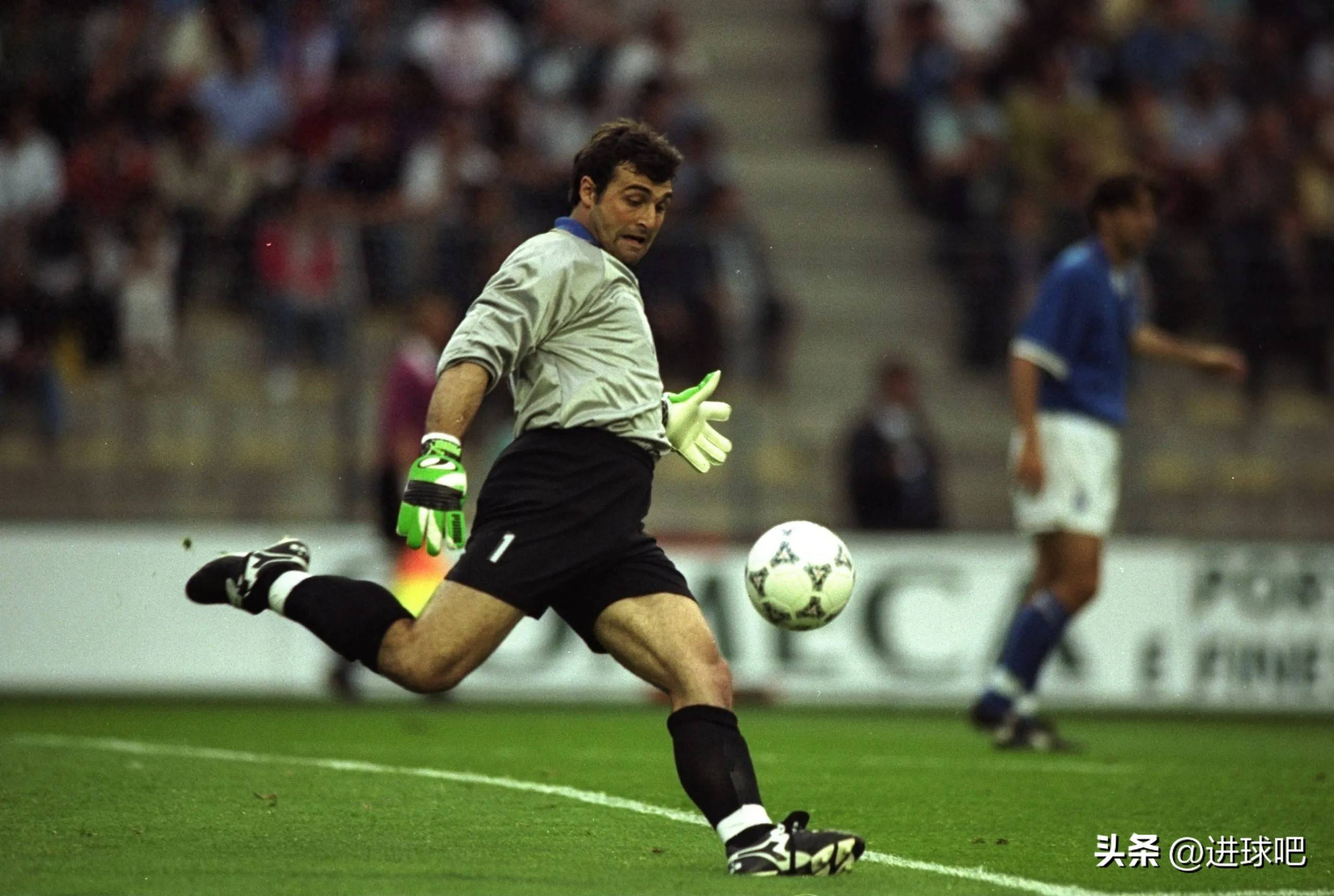 包含意大利战力不凡，横扫波兰锁定欧锦赛名额的词条