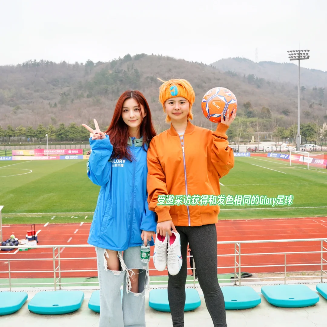 足球场上,女运动员们展现专业素养 足球场上,女运动员们展现专业素养