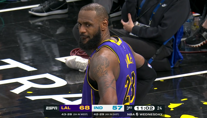 包含湖人客场逆转雄鹿，詹姆斯压哨绝杀的词条