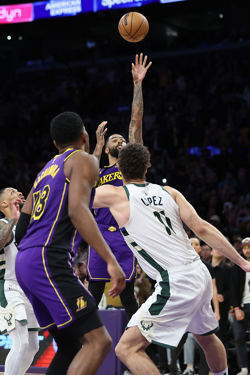 雄鹿主场力克湖人,豪取五连胜 雄鹿主场力克湖人,豪取五连胜