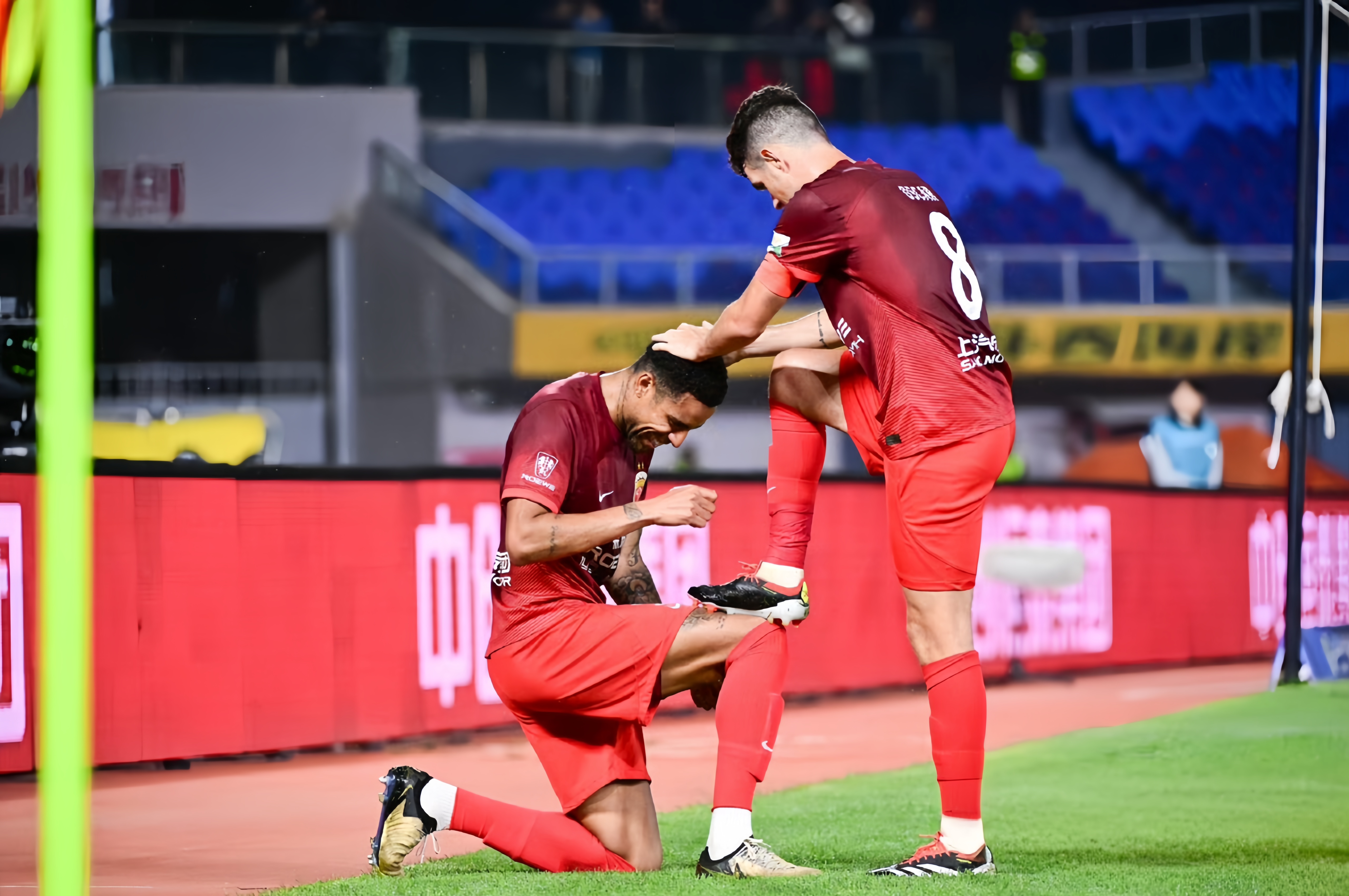 星空体育在线登录-双方球队在激烈对抗中一方胜出