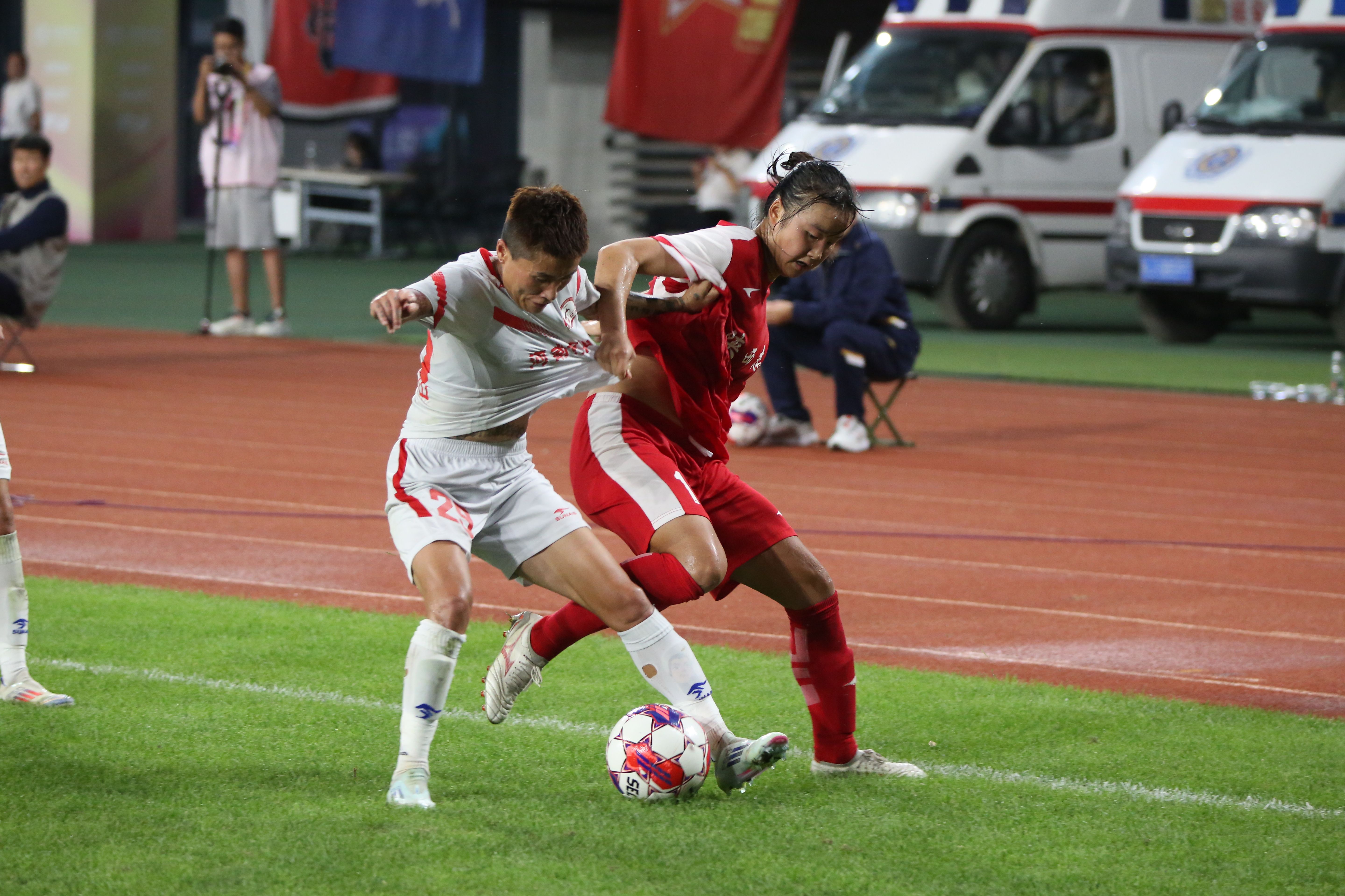 赛场瞬间:女足比赛惊艳全场的简单介绍 赛场瞬间:女足比赛惊艳全场的简单介绍